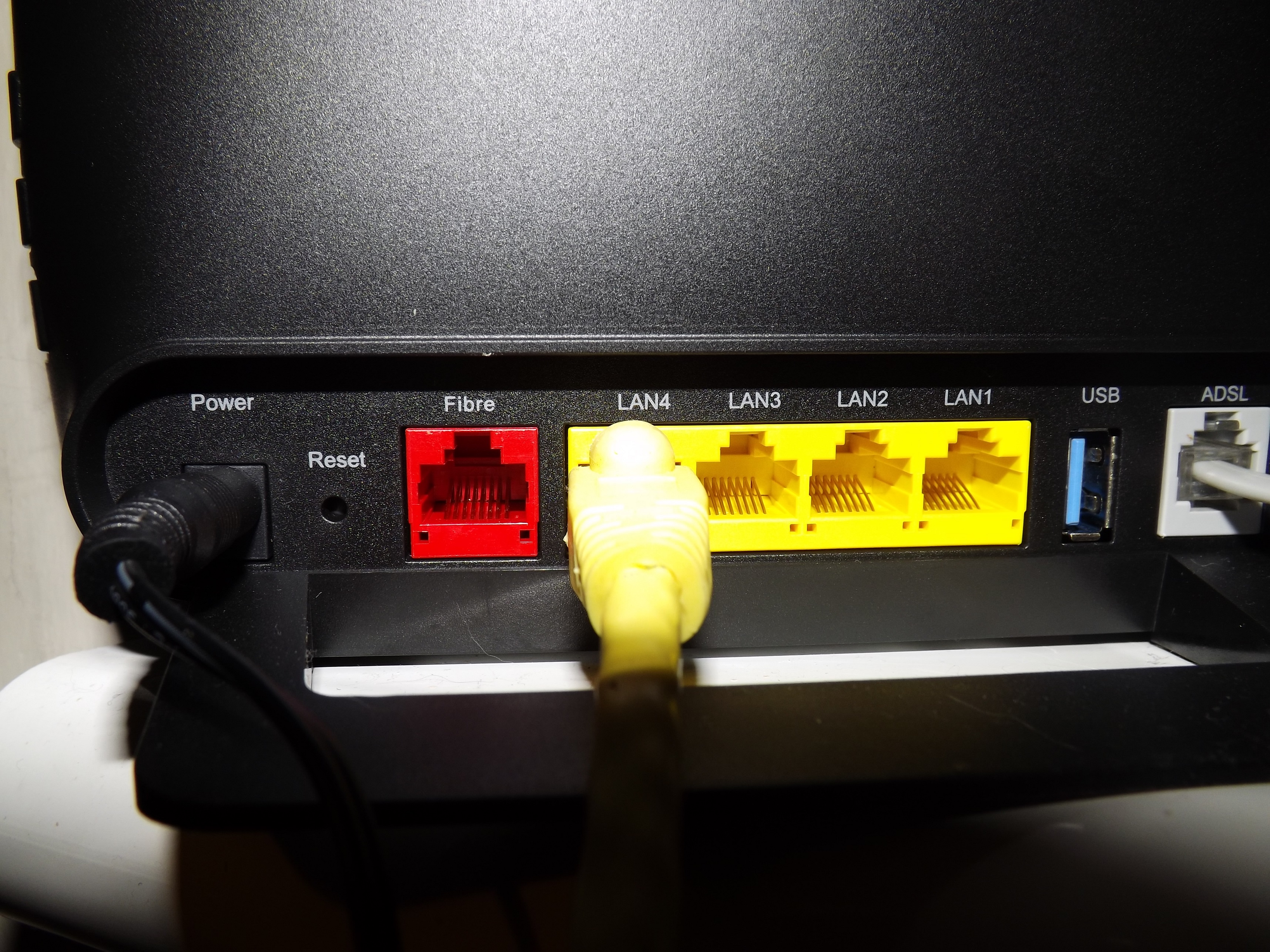 Gniazdo w routerze huawei hg533 do czego służy? elektroda.pl