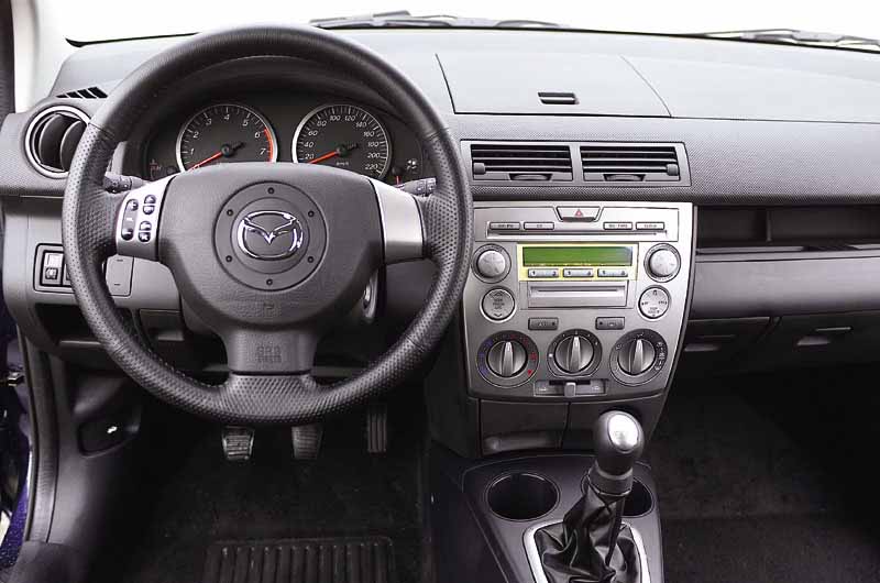 Mazda 2 zamiana radia 1 DIN na radio fabryczne.