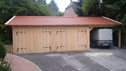 Garagen-Carport-Kombi mit Holztoren