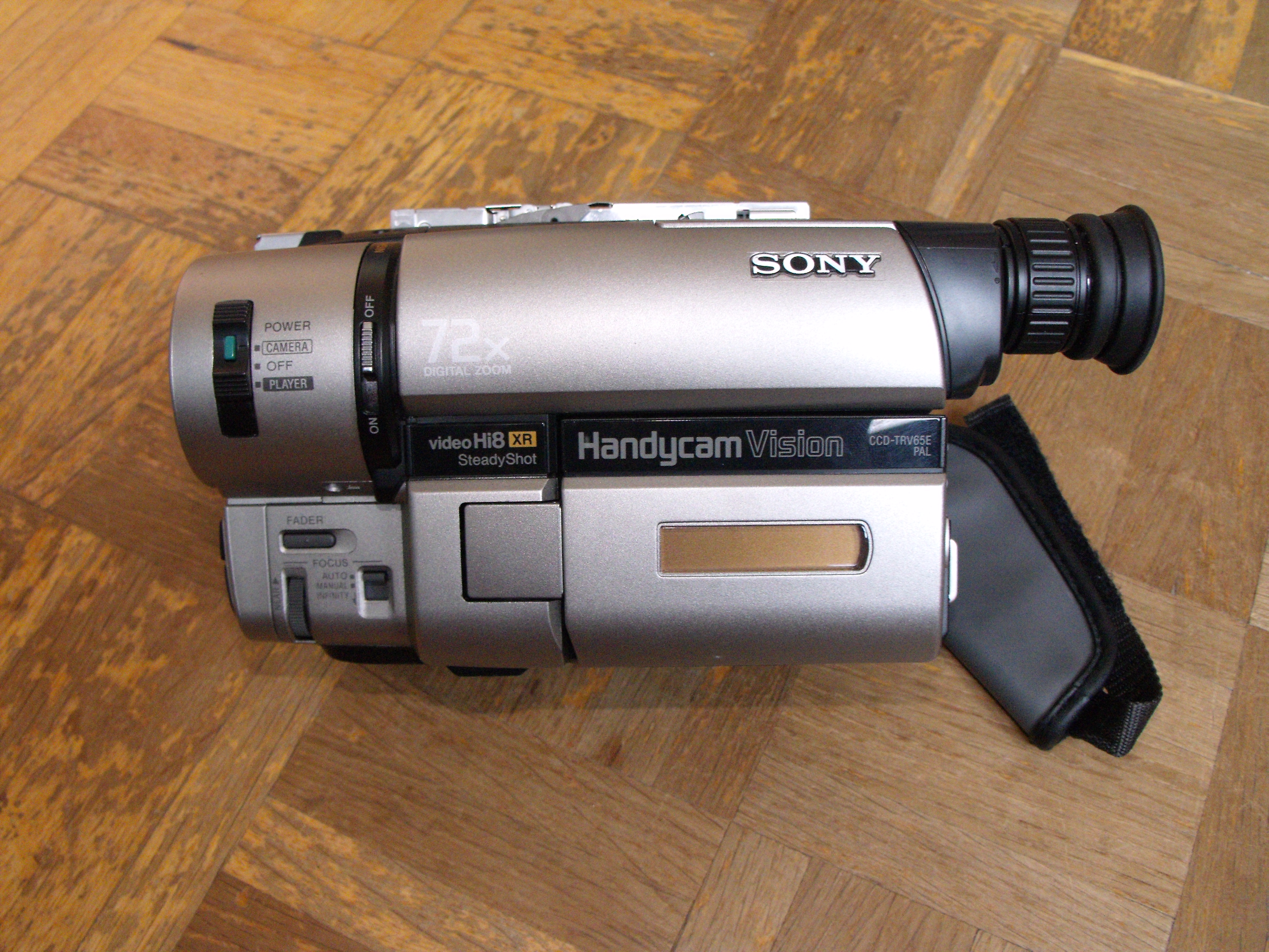 [Sprzedam] Kamera Sony CCDTRV65e zepsuta kieszeń kamery