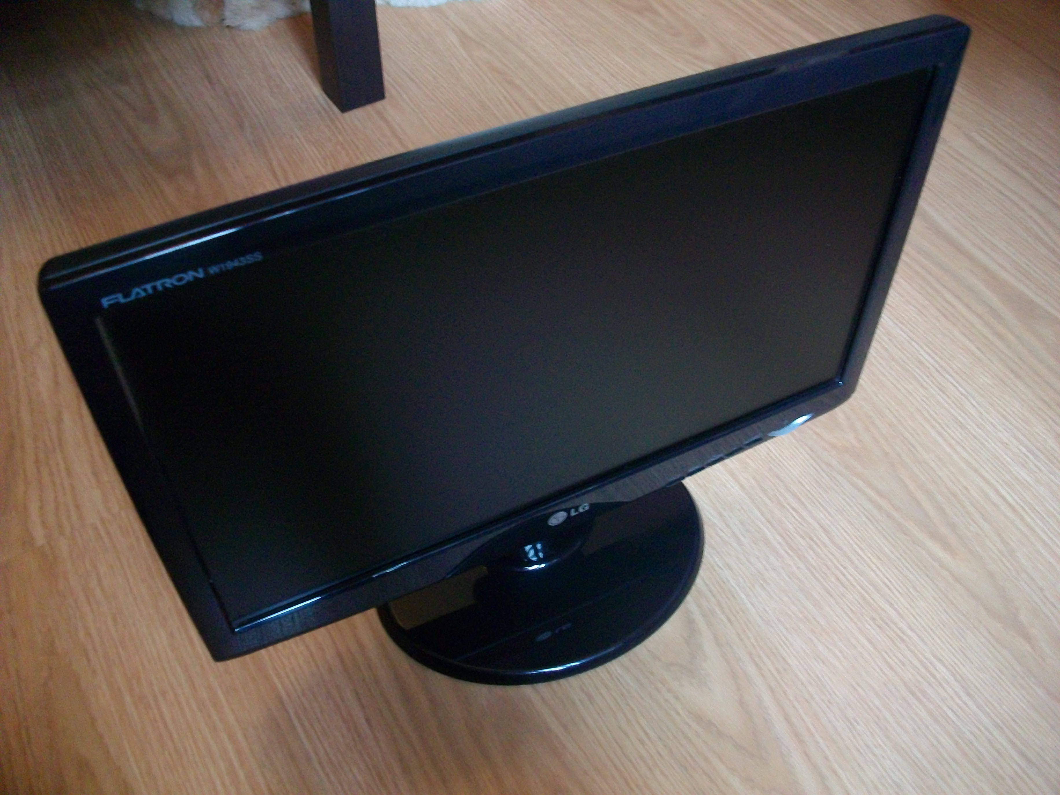 Sprzedam] Monitor LG Flatron w1943ss 19"