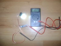 latarka z bia�ym led-em zasilana z baterii 1.2V