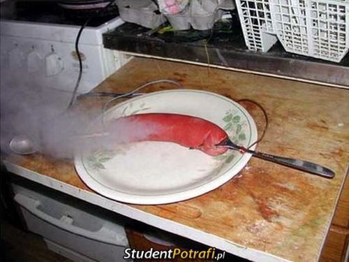 Student gotuje kiełbaskę