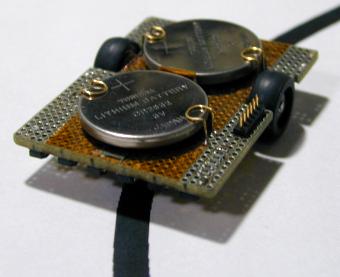 Malutki robot poruszający się wzdłuż linii