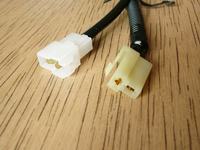 Samochodowa złączka 2-pinowa z zatrzaskiem.