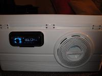 Radio stereo w lodówce turystycznej