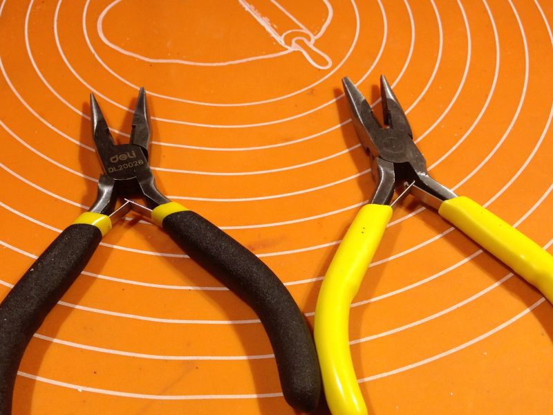 Dwie pary kombinerek na pomarańczowej macie.