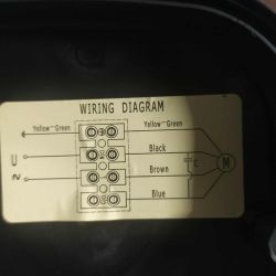 Schemat połączeń elektrycznych z oznaczeniami przewodów: żółto-zielony, czarny, brązowy, niebieski