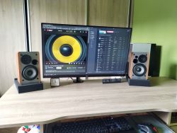 Ustawienie głośników EDIFIER R1280DB na biurku - wpływ akustyki pomieszczenia