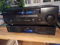 Amplituner Kenwood KRF-V6010 i odtwarzacz CD Kenwood na drewnianym blacie