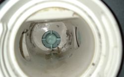 Samsung WD70K5410OW/EO - ledwo widoczny (chyba) kabelek w kanale obudowy filtra.
