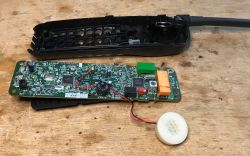 Wnętrze telefonu stacjonarnego bezprzewodowego - Panasonic KX-TC1001 - 1999 rok Wnętrze telefonu stacjonarnego bezprzewodowego - Panasonic KX-TC1001 - 1999 rok