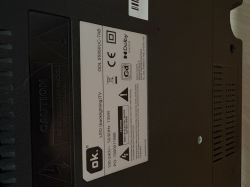 Typenschild auf der Rückseite eines OK.-Fernsehers mit Modell ODL 55950UC-TAB, LED backlightingTV und 135 W