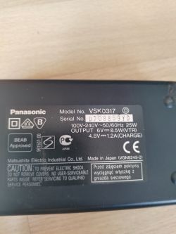 Zdjęcie naklejki na urządzeniu Panasonic z danymi technicznymi.