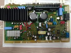 Płytka elektroniczna suszarki z zaznaczonym białą strzałką opornikiem do wymiany