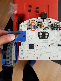iRobot Roomba 531 - Koło blokuje się po ponownym montażu, co może być przyczyną?