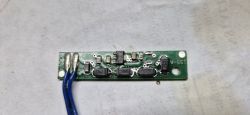 Płytka drukowana z elementami elektronicznymi i dwoma niebieskimi przewodami.