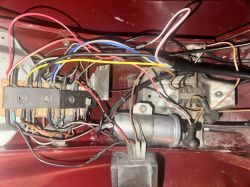 Widok instalacji elektrycznej Simsona SR 50 z licznymi kolorowymi przewodami oraz podzespołami w czerwonej ramie pojazdu.
