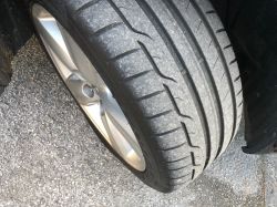 Dyskusja o strukturze bieżnika: Czy opona na załączonych zdjęciach jest wyżąbkowana?