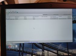 Ekran laptopa z otwartym programem DevManView pokazującym sterowniki Synaptics Touchpad i Synaptics SMBus Driver.