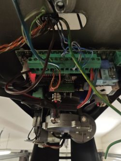 Widok wnętrza układu napędu Beninca kEN4-RI z widocznym okablowaniem i komponentami elektronicznymi.