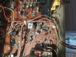 Wnętrze amplitunera: płytka PCB z elementami, przewodami i modułem z ekranem tunera