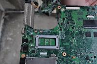 HP 6730S Nie włącza się, uszkodzenie na płycie.