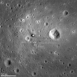 Widok z góry na miejsce lądowania Apollo 11 z oznaczeniami pozostawionych obiektów
