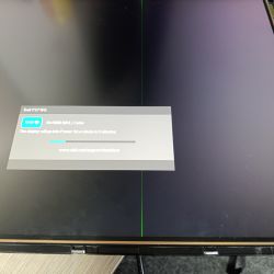 Monitor Dell P2715Q z widoczną pionową zieloną linią na ekranie i komunikatem o braku kabla HDMI.