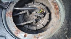 Złącze elektryczne pompy paliwa z widocznymi przewodami: zielono-żółtym i fioletowo-czarnym