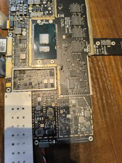 Zdjęcie płyty głównej Surface Book 1703 z widocznymi układami scalonymi.