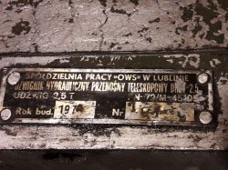Tabliczka znamionowa dźwignika hydraulicznego DHPT-2,5 z widocznymi danymi technicznymi i śladami zużycia.