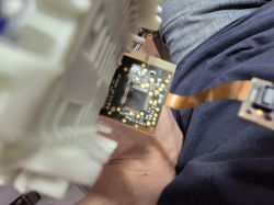 Zbliżenie na płytkę drukowaną i taśmę w baterii Bosch PowerTube 625
