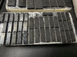 Szereg układów scalonych DIP ułożonych na folii aluminiowej i piance
