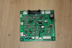 Płyta sterująca MIG-200P CTRL z komponentami elektronicznymi na tle drewnianym