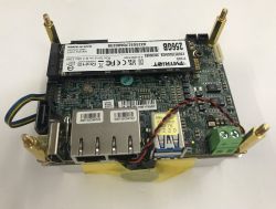 Płytka elektroniki z modułem SSD Patriot P300 256GB i portami USB, na białym tle
