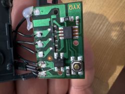 Sterownik lampek LED z oznaczeniami MB10F, 8B03 i przyciskiem na płytce PCB