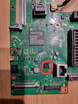 Zdjęcie płyty głównej telewizora Sony Bravia z zaznaczonymi elementami.