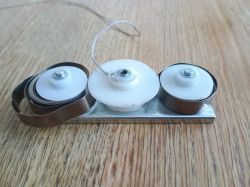 Mechanizm sprężynowy rolet IKEA Hoppvals na drewnianym blacie