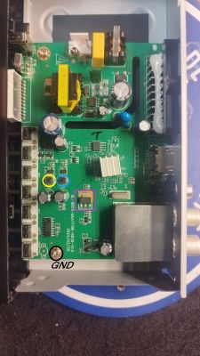 Płytka PCB z zaznaczonym GND i punktami pomiaru napięcia: cewki i stabilizator.