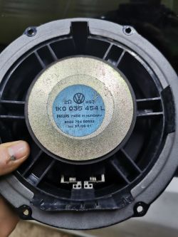 Jak podłączyć system audio w Golfie 5?