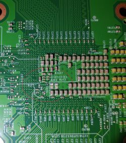 Xbox One S 1681 X947889-002 - Oderwane elementy przy wymianie pasty, zdjęcie do identyfikacji