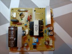 Płytka drukowana z różnymi komponentami elektronicznymi na tle geometrycznym.