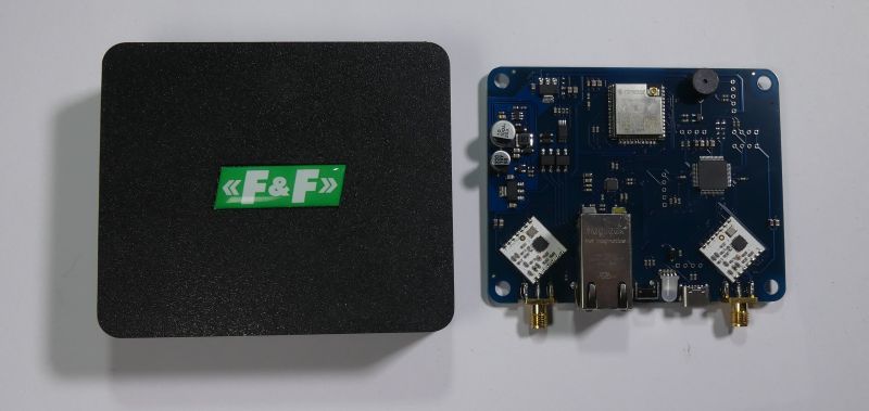 Płytka elektroniczna z modułami, z lewej czarne pudełko z logo F&amp;F