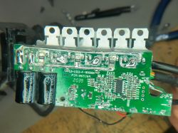 Układ elektroniczny sterownika e-roweru z widocznymi elementami.