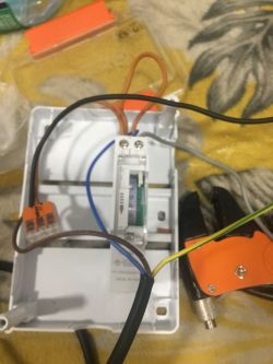Problem z połączeniem wyłącznika czasowego na szynę DIN.