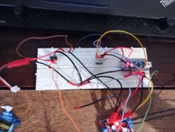 Układ elektroniczny Arduino z podłączonymi przewodami na płytce stykowej