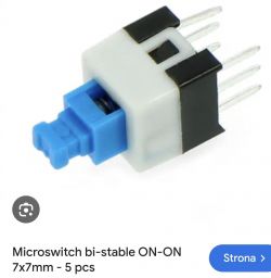 Mały bistabilny mikrowyłącznik 7x7 mm z niebieskim przyciskiem i metalowymi pinami.