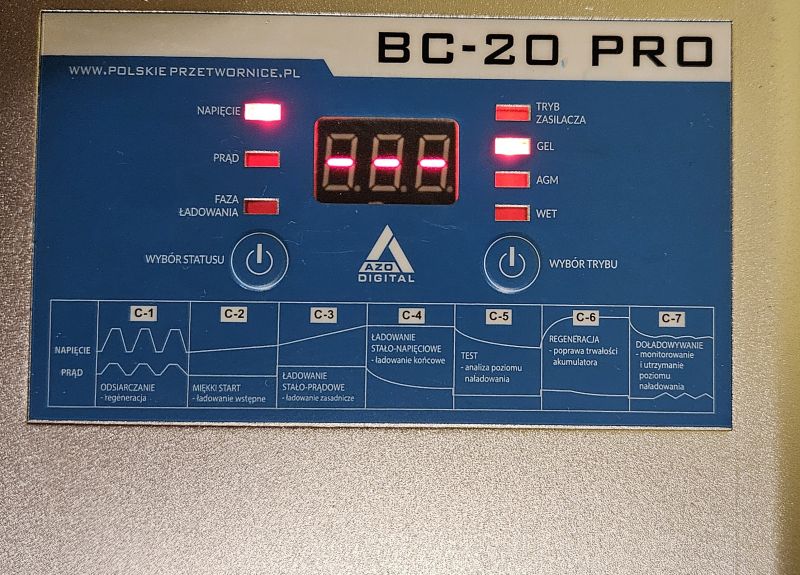 Panel przedni prostownika AZO Digital BC-20 PRO z wyświetlaczem LED i diodami statusu