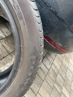 Zdjęcie opony samochodowej Pirelli Powergy 225/45R17 z widocznymi przebarwieniami na boku.